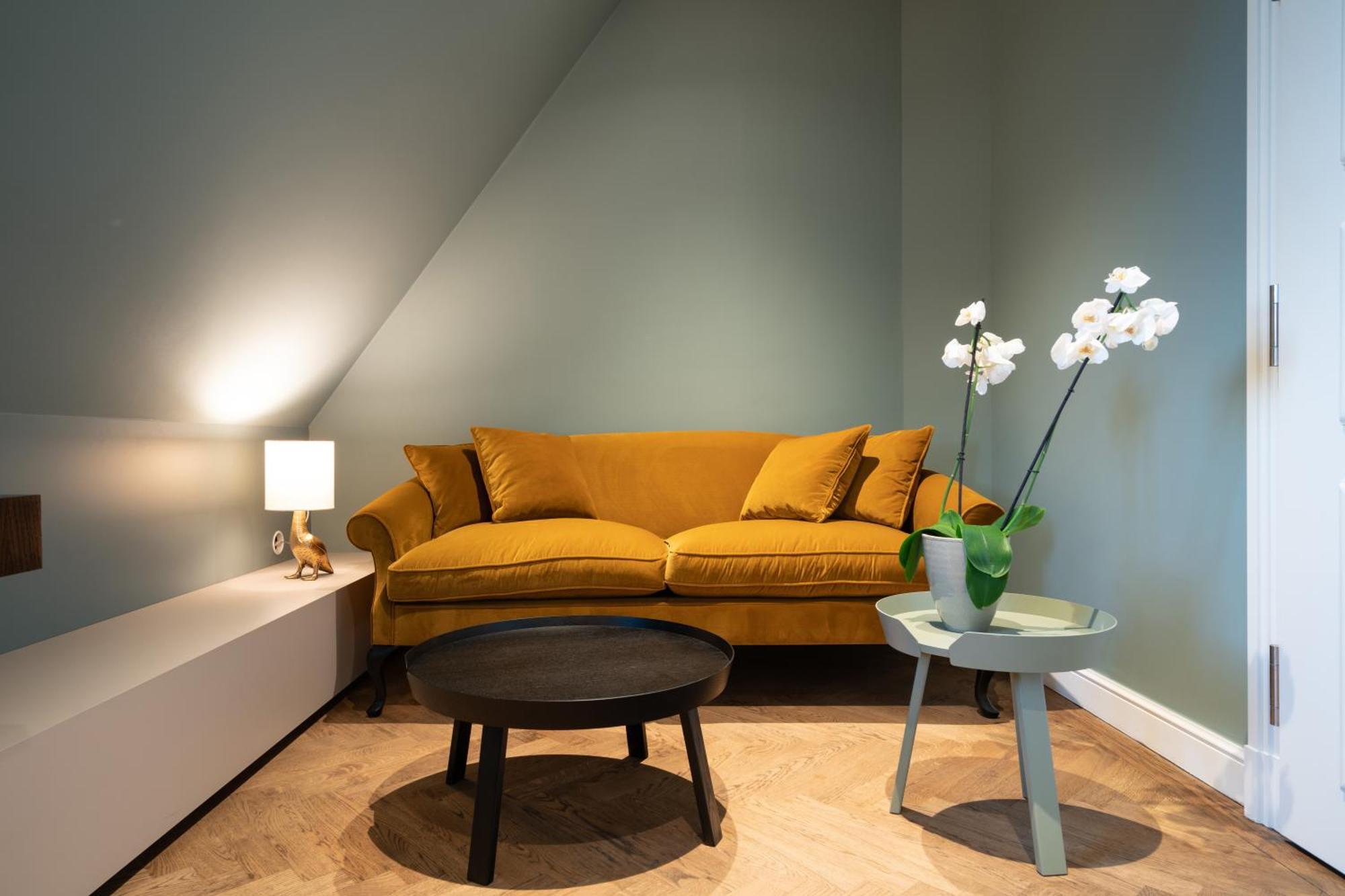 Das Tegernsee Exterior photo A living room with a sofa