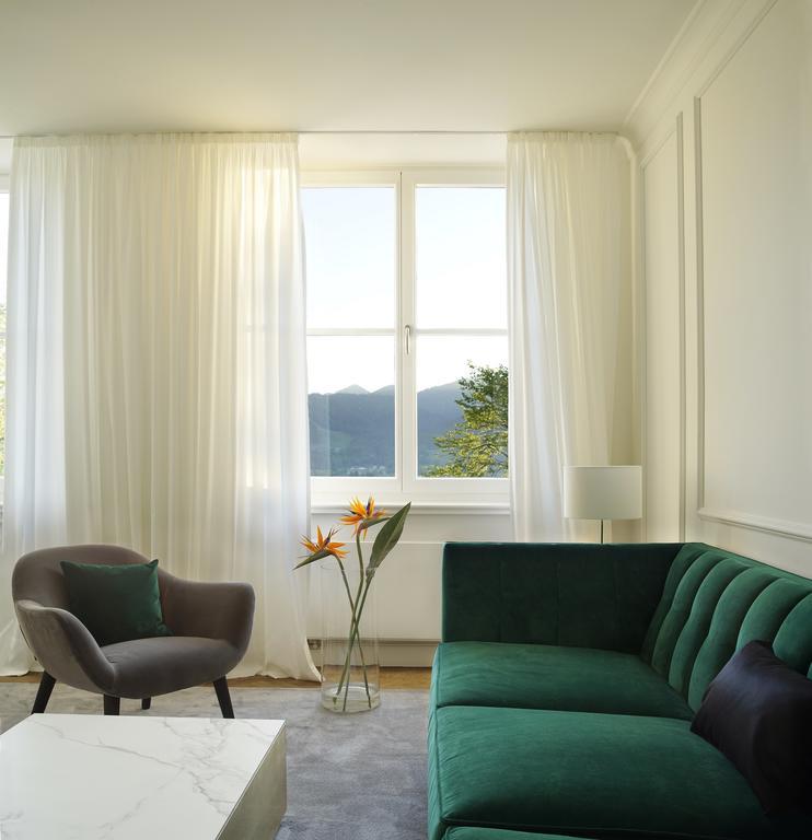 Das Tegernsee Exterior photo A living room with a sofa